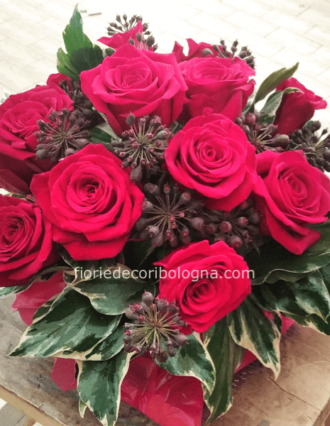 Centrotavola di rose rosse piccolo circa 7 roselline più Verde
