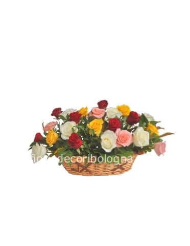 Composizione in cesto di rose,piccola.