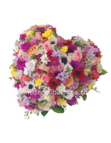 Cuore di fiori freschi, colori assortiti.diametro 35 cm circa
