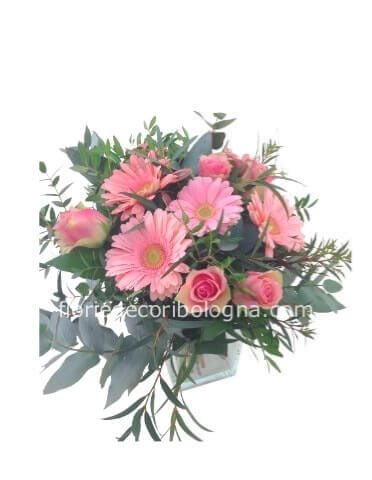 Bouquet di fiori freschi, toni del colore rosa.