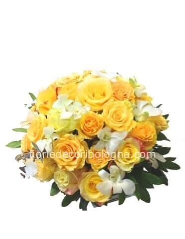 centrotavola fiorito colori bianco giallo,fiori in base alla disponibilità stagionale
