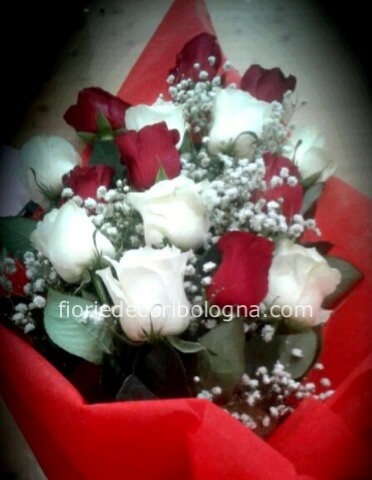 mazzo di rose bianche e rosse