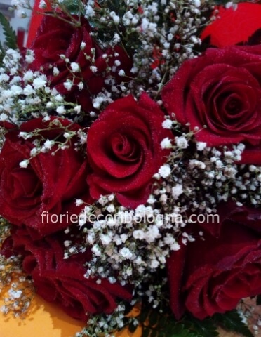 bouquet di rose rosse,roselline più nebbiolina e verde