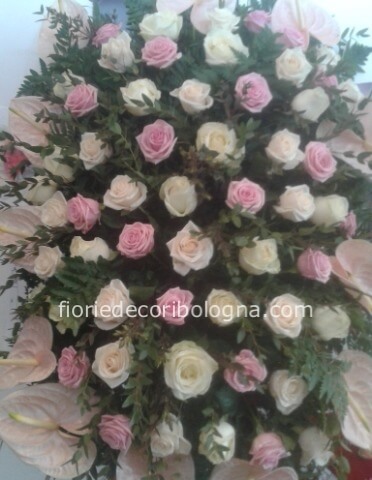 cuscino funebre con rose rosa e bianche