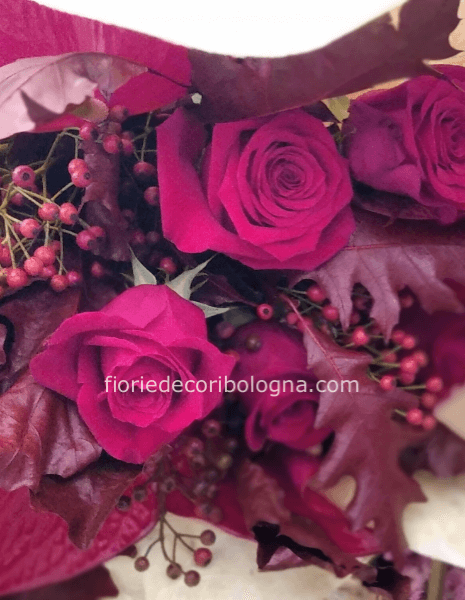 Rose rosse e bacche