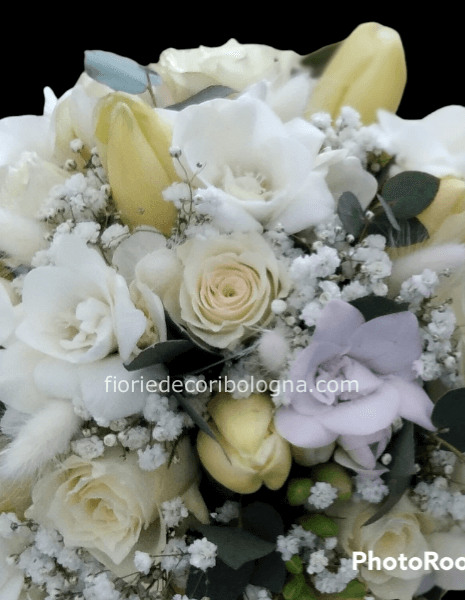 bouquet da sposa sui toni del bianco