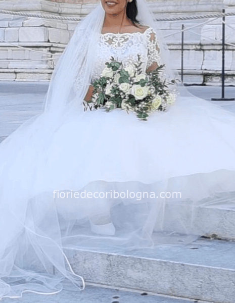 bouquet di rose bianche e gipsophila