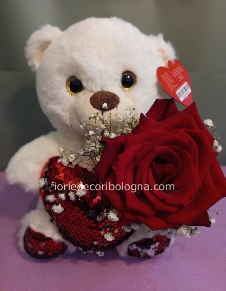 Orsetto peluche con rosa rossa 