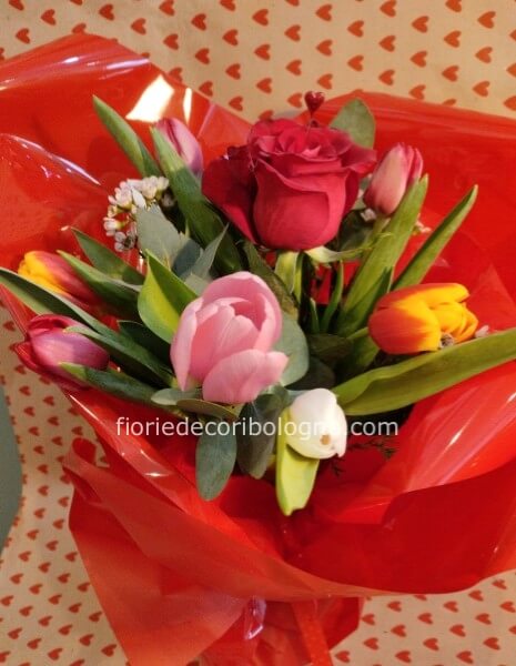 Bouquet tulipani e rosa rossa