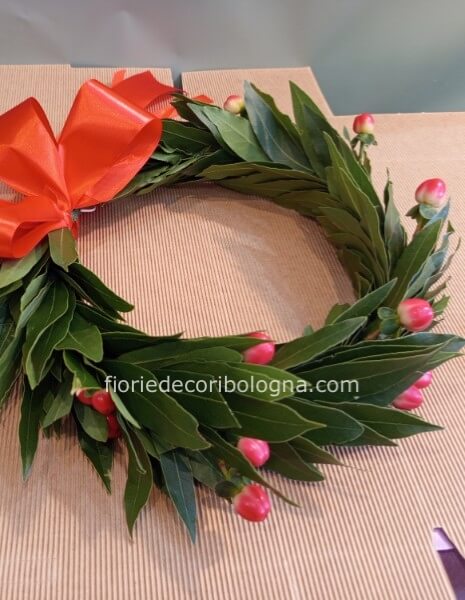 Coroncina foglia a foglia con bacche di iperico